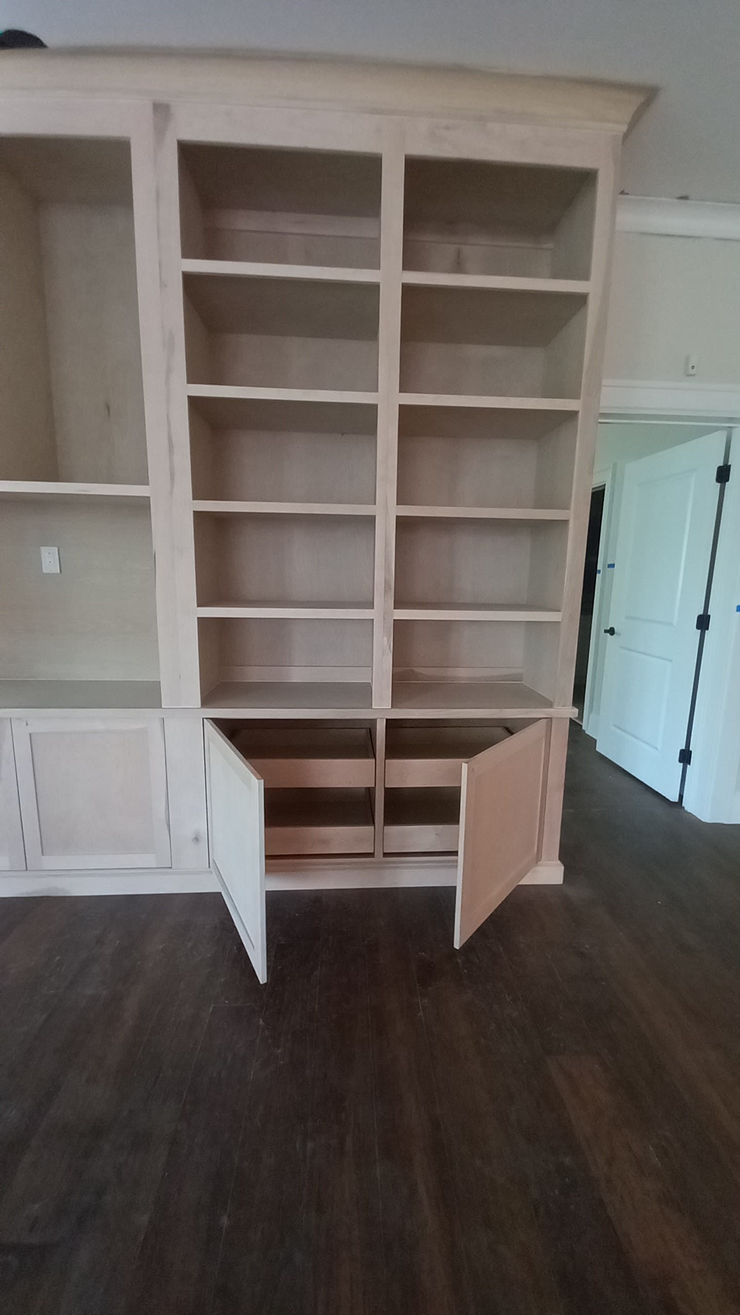 Unfinished real wood bookshelf with cabinet doors and pull-out drawers in the Hdez Gabinets shop