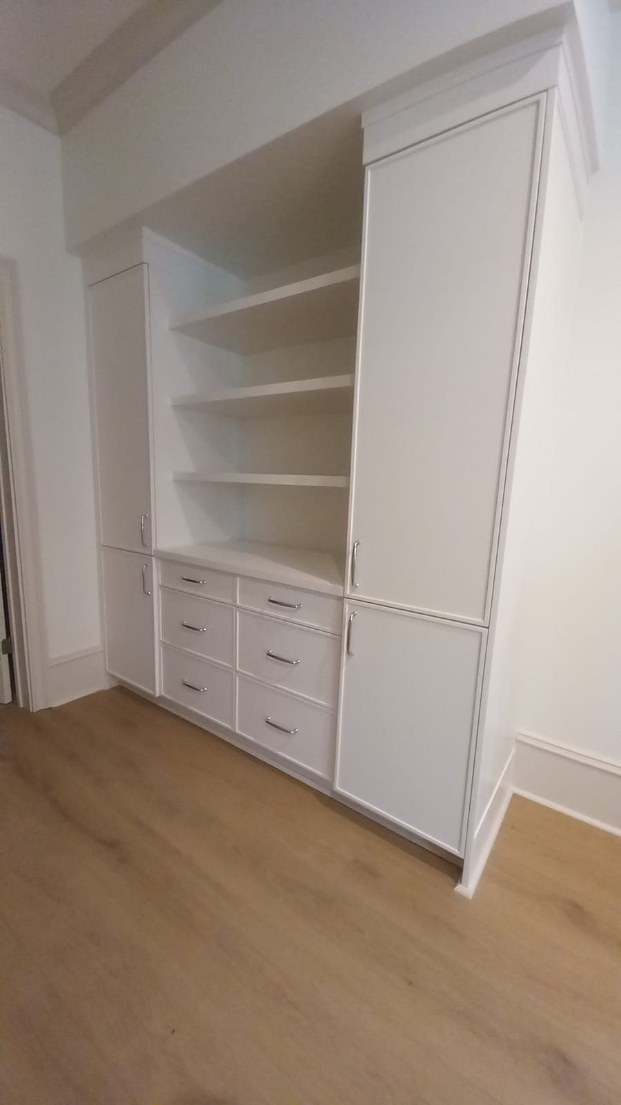 Built-in shelving unit with drawers and cabinet doors by Hdez Gabinets