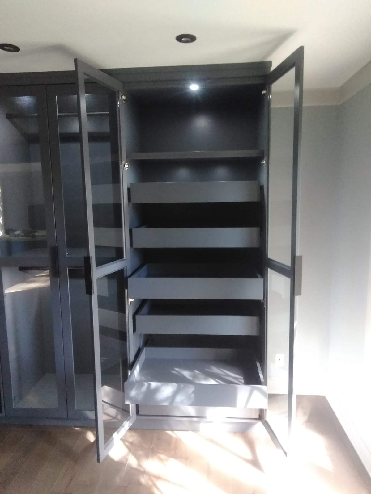 Custom wardrobe cabinet with glass doors and five full-extension pull-out drawers by Hdez Gabinets