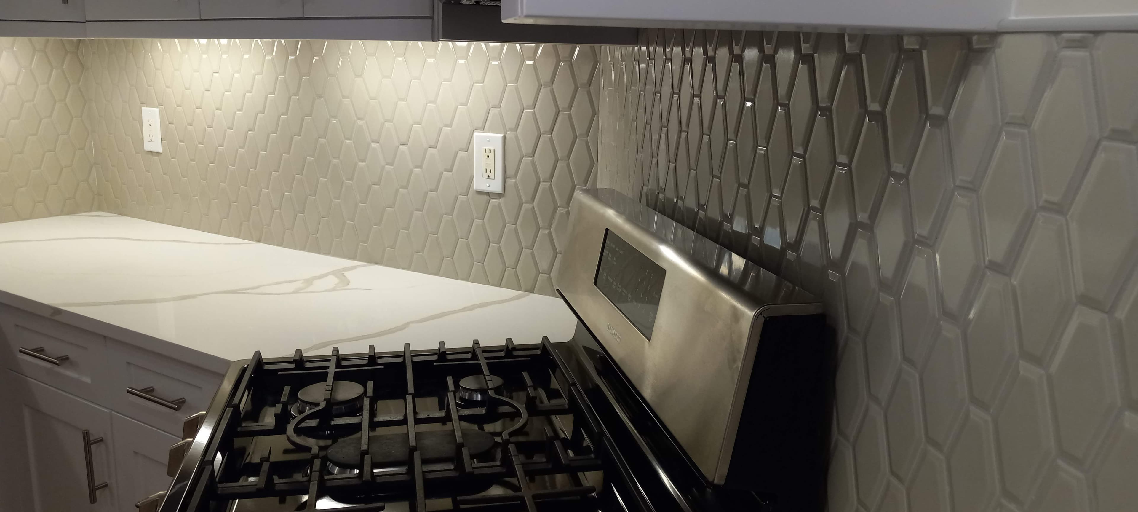 Hexagon tile backsplash with quartz countertop in a kitchen remodel by Hdez Gabinets